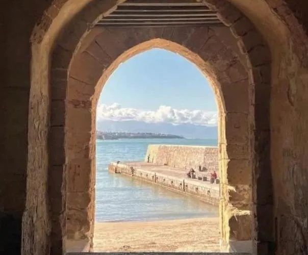 A Due Passi Dal Duomo Чефалу