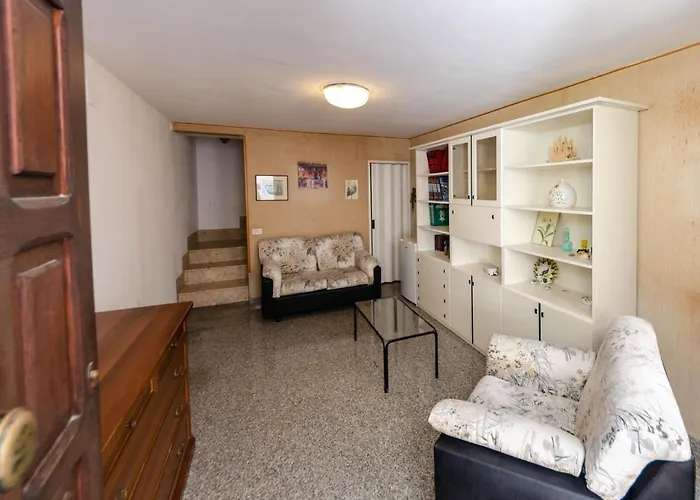 A Due Passi Dal Duomo Чефалу